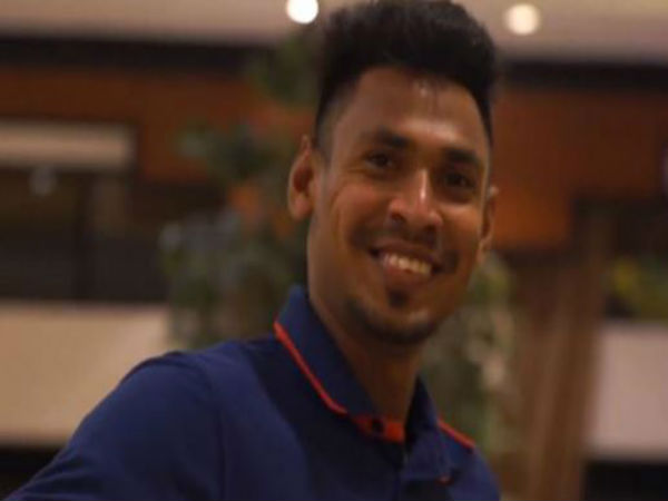 এই ক্রিকেটারকে নিয়ে মজা! নতুন ভাষা শেখানোর চেষ্টা এই ক্রিকেটারকে নিয়ে মজা! নতুন ভাষা শেখানোর চেষ্টা
