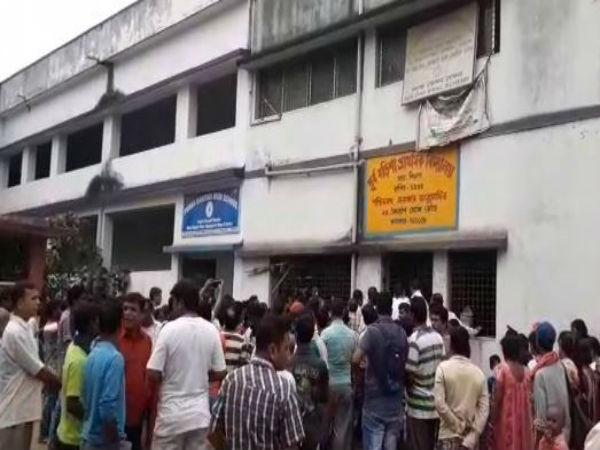 শিক্ষিকার বিরুদ্ধে দুর্ব্যবহারের অভিযোগে উত্তাল বেহালার স্কুল, দেখুন ভিডিও শিক্ষিকার বিরুদ্ধে দুর্ব্যবহারের অভিযোগে উত্তাল বেহালার স্কুল, দেখুন ভিডিও