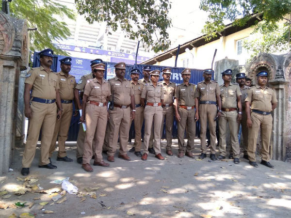 স্টেডিয়ামে কড়া নিরাপত্তা স্টেডিয়ামে কড়া নিরাপত্তা