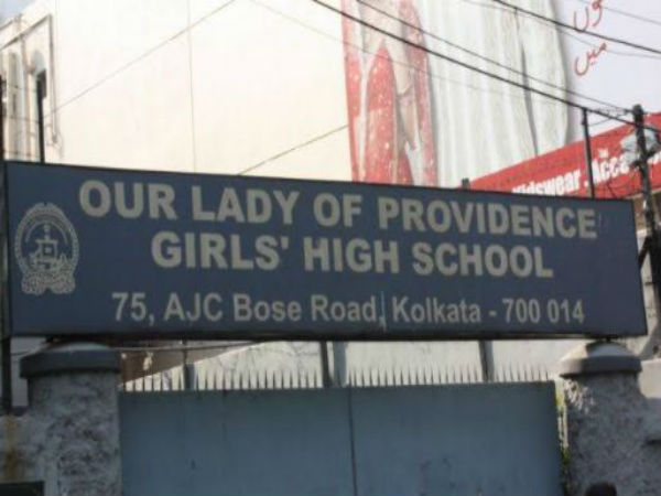 ফি বৃদ্ধির প্রতিবাদে শহরে অবরোধ! নাকাল নিত্যযাত্রীরা ফি বৃদ্ধির প্রতিবাদে শহরে অবরোধ! নাকাল নিত্যযাত্রীরা