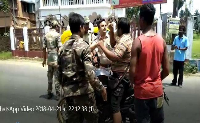 হেলমেটহীন মাথায় জুটল পুলিশের কিল ও চড় হেলমেটহীন মাথায় জুটল পুলিশের কিল ও চড়