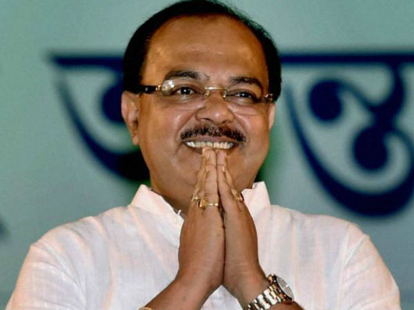 পঞ্চায়েতের ঢাকে কাঠি পড়তেই সক্রিয় শোভন, গুরুদায়িত্ব তুলে নিলেন নিজের কাঁধে পঞ্চায়েতের ঢাকে কাঠি পড়তেই সক্রিয় শোভন, গুরুদায়িত্ব তুলে নিলেন নিজের কাঁধে