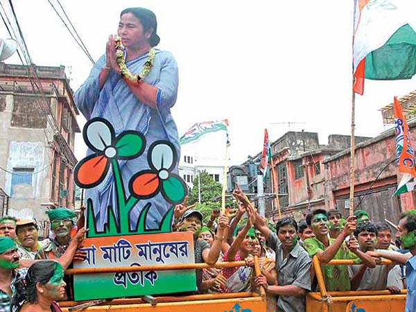 অধীর-দুর্গে ফাঁকা মাঠে গোল দিয়ে উল্লাস শুভেন্দুদের