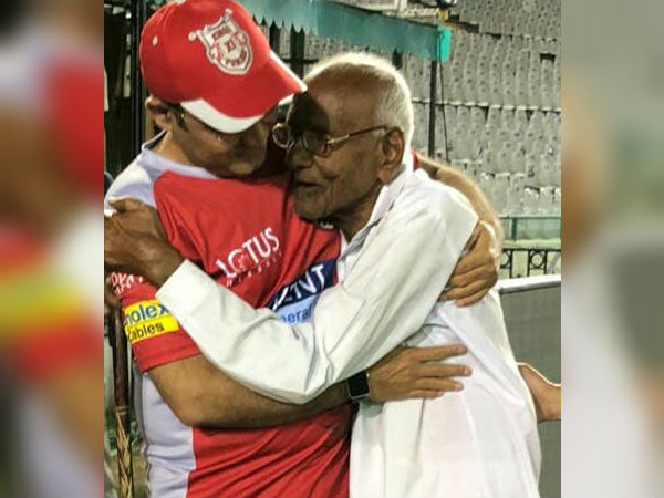 ৯৩ বছর বয়সী ভক্তের সঙ্গে দেখা বীরুর, ছবি শেয়ার হতেই আবেগ উপচে পড়ল স্যোশাল মিডিয়ায় ৯৩ বছর বয়সী ভক্তের সঙ্গে দেখা বীরুর, ছবি শেয়ার হতেই আবেগ উপচে পড়ল স্যোশাল মিডিয়ায়