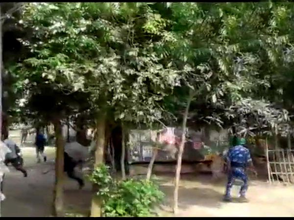 পুনর্নির্বাচনে অশান্তি ঘিরে উত্তর দিনাজপুরে র‌্যাফের ব্যাপক লাঠিচার্জ, দেখুন ভিডিও 