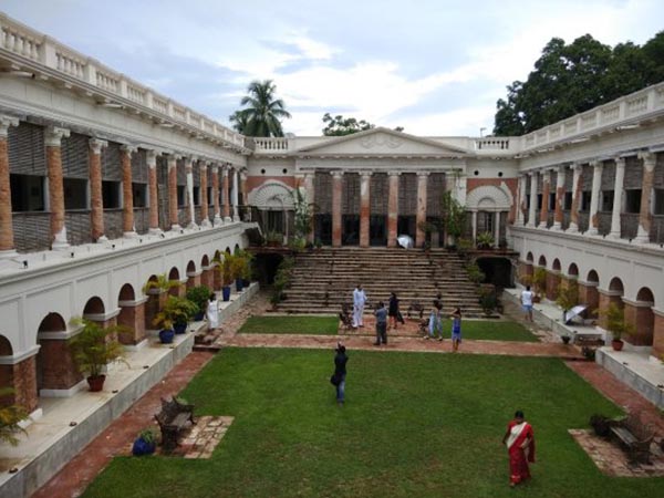 কতটা এলাকা জুড়ে এই রাজবাড়ি? কতটা এলাকা জুড়ে এই রাজবাড়ি?