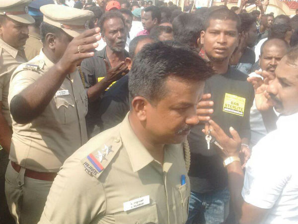 স্টারলাইট বিরোধী আন্দোলনের মিছিলে পুলিশের গুলিতে হত ১, শহর জুড়ে ছড়ালো দাঙ্গা