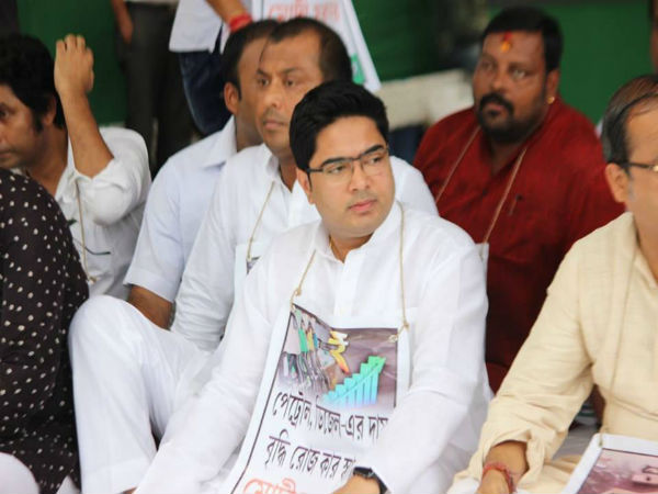 পেট্রোপণ্যের লাগাতার মূল্যবৃদ্ধি! অনশনে অভিষেক বন্দ্যোপাধ্যায় পেট্রোপণ্যের লাগাতার মূল্যবৃদ্ধি! অনশনে অভিষেক বন্দ্যোপাধ্যায়