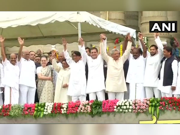 বিনি সুতোর মালা গাঁথলেন মমতা! বিরোধী ঐক্যের ছবিতে মোদীর কপালে ভাঁজ বিনি সুতোর মালা গাঁথলেন মমতা! বিরোধী ঐক্যের ছবিতে মোদীর কপালে ভাঁজ