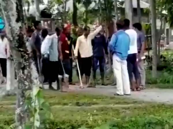 লাঠি হাতে দাদাগিরি! ভোটারদের বুথে ঢুকতে বাধা, অভিযোগ তৃণমূলের বিরুদ্ধে, দেখুন ভিডিও লাঠি হাতে দাদাগিরি! ভোটারদের বুথে ঢুকতে বাধা, অভিযোগ তৃণমূলের বিরুদ্ধে, দেখুন ভিডিও