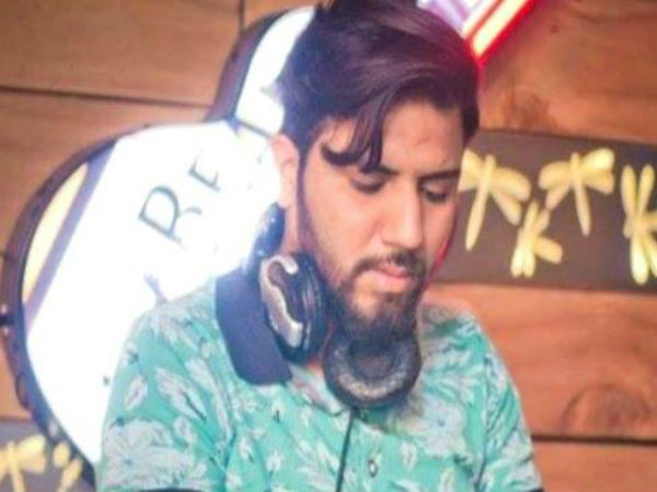 জন্মদিন পালনে বারে গিয়ে মর্মান্তিক মৃত্যু হল যুবকের। ঘটনাটি ঘটেছে দিল্লিতে। জানা গিয়েছে, গান চালানো নিয়ে ডিজের সঙ্গে তর্কাতর্কি শুরু হয়ে যায় ওই যুবকের। এই সময়ই হত্যার ঘটনা ঘটে। জন্মদিন পালন করতে পশ্চিম দিল্লির পাঞ্জাবি বাগে রফতার বারে ১০ বন্ধুকে নিয়ে গিয়েছিল ইসমিত নামে ওই যুবক। বারের তৃতীয় তলে অনুষ্ঠান চলছিল। একটা সময়ে ডিজে দীপক বিস্তকে গান পরিবর্তনের জন্য অনুরোধ করে ইসমিতের বন্ধু বিজয়দীপ। কিন্তু বিস্ত বার বার সেই অনুরোধ প্রত্যাখ্যান করে। এই সময় চিৎকার চেঁচামেচি শুরু হয়ে যায়। প্রত্যক্ষদর্শীরা জানিয়েছেন, ডিজে বিস্ত ও বারের অন্য কর্মীদের সঙ্গে ইসমিতের বন্ধুদের ঝামেলা শুরু হয়ে যায়। চেয়ার ও বিয়ারের বোতল ছোঁড়া শুরু হয়ে দুপক্ষের মধ্যে। এই সময় বারের ভিতরেই বিজয়দীপ নামে জিম ইনস্ট্রাকটরকে ছুরি মারা হয়। অভিযোগ ডিজে বিস্ত ছুরি বের করে বিজয়দীপের ওপরে চালিয়ে দেয়। ঘটনাস্থলেই মারা যায় বিজয়দীপ। সূত্রের খবর অনুযায়ী, যে সময় পুলিশ যায়, সেই সময় বারের প্রায় কোনও লোকই ছিল না সেখানে। দুপক্ষের মারামারির মধ্যে পড়ে বারে যাওয়া এক তরুণীও গুরুতর আহত হন। মাথায় আঘাতের জেরে ওই তরুণীকে স্থানীয় হাসপাতালে ভর্তি করানো হয়। অভিযোগের ভিত্তিতে ডিজে দীপক বিস্তকে গ্রেফতার করেছে পুলিশ। বার থেকে সিসিটিভি ফুটেজ এবং বিজয়দীপের ওপর চালানো ছুরি উদ্ধার করেছে পুলিশ। যার জন্মদিন পালনের জেরে বারে গণ্ডগোল তার বয়ানও রেকর্ড করেছে পুলিশ। জন্মদিন পালনে বারে গিয়ে মর্মান্তিক মৃত্যু হল যুবকের। ঘটনাটি ঘটেছে দিল্লিতে। জানা গিয়েছে, গান চালানো নিয়ে ডিজের সঙ্গে তর্কাতর্কি শুরু হয়ে যায় ওই যুবকের। এই সময়ই হত্যার ঘটনা ঘটে। জন্মদিন পালন করতে পশ্চিম দিল্লির পাঞ্জাবি বাগে রফতার বারে ১০ বন্ধুকে নিয়ে গিয়েছিল ইসমিত নামে ওই যুবক। বারের তৃতীয় তলে অনুষ্ঠান চলছিল। একটা সময়ে ডিজে দীপক বিস্তকে গান পরিবর্তনের জন্য অনুরোধ করে ইসমিতের বন্ধু বিজয়দীপ। কিন্তু বিস্ত বার বার সেই অনুরোধ প্রত্যাখ্যান করে। এই সময় চিৎকার চেঁচামেচি শুরু হয়ে যায়। প্রত্যক্ষদর্শীরা জানিয়েছেন, ডিজে বিস্ত ও বারের অন্য কর্মীদের সঙ্গে ইসমিতের বন্ধুদের ঝামেলা শুরু হয়ে যায়। চেয়ার ও বিয়ারের বোতল ছোঁড়া শুরু হয়ে দুপক্ষের মধ্যে। এই সময় বারের ভিতরেই বিজয়দীপ নামে জিম ইনস্ট্রাকটরকে ছুরি মারা হয়। অভিযোগ ডিজে বিস্ত ছুরি বের করে বিজয়দীপের ওপরে চালিয়ে দেয়। ঘটনাস্থলেই মারা যায় বিজয়দীপ। সূত্রের খবর অনুযায়ী, যে সময় পুলিশ যায়, সেই সময় বারের প্রায় কোনও লোকই ছিল না সেখানে। দুপক্ষের মারামারির মধ্যে পড়ে বারে যাওয়া এক তরুণীও গুরুতর আহত হন। মাথায় আঘাতের জেরে ওই তরুণীকে স্থানীয় হাসপাতালে ভর্তি করানো হয়। অভিযোগের ভিত্তিতে ডিজে দীপক বিস্তকে গ্রেফতার করেছে পুলিশ। বার থেকে সিসিটিভি ফুটেজ এবং বিজয়দীপের ওপর চালানো ছুরি উদ্ধার করেছে পুলিশ। যার জন্মদিন পালনের জেরে বারে গণ্ডগোল তার বয়ানও রেকর্ড করেছে পুলিশ।