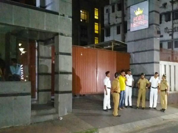  শোভন চট্টোপাধ্যায়ের আবাসনের সামনে ধর্না স্ত্রী রত্নার