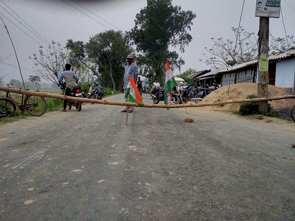 শুভেন্দুর সভার আগেই মমতার ব্যানারে আক্রমণ! হরিশ্চন্দ্রপুর অবরুদ্ধ করে বিক্ষোভ তৃণমূলের শুভেন্দুর সভার আগেই মমতার ব্যানারে আক্রমণ! হরিশ্চন্দ্রপুর অবরুদ্ধ করে বিক্ষোভ তৃণমূলের