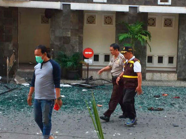 ফের আত্মঘাতি হামলা ইন্দোনেশিয়ায় ফের আত্মঘাতি হামলা ইন্দোনেশিয়ায়