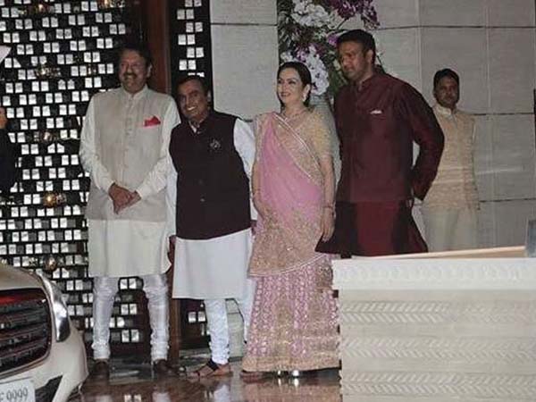  জামাইয়ের সঙ্গে সস্ত্রীক মুকেশ 