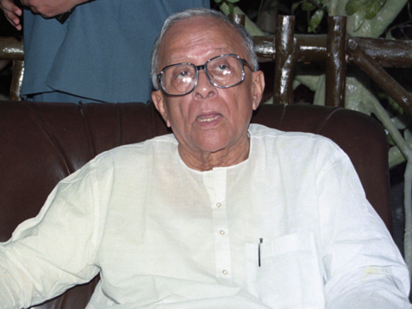 ৭৮ ফিরল ১৮-য়। জ্যোতি বসুর রেকর্ড স্পর্শ করে ‘অনন্য’ নজির গড়লেন মমতা 