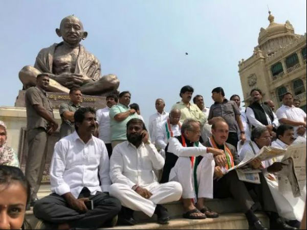 সরকার গঠন নিয়ে দড়ি টানাটানিতে আপাতত জয়ী বিজেপি সরকার গঠন নিয়ে দড়ি টানাটানিতে আপাতত জয়ী বিজেপি