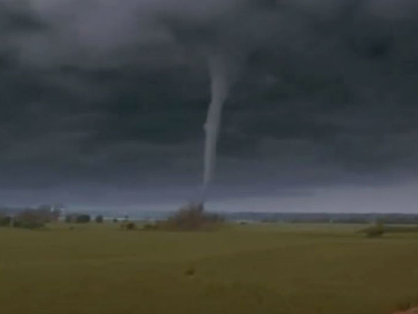 সাইক্লোন মেকুনু-র ভিডিও নাকি হলিউডি সিনেমা! 