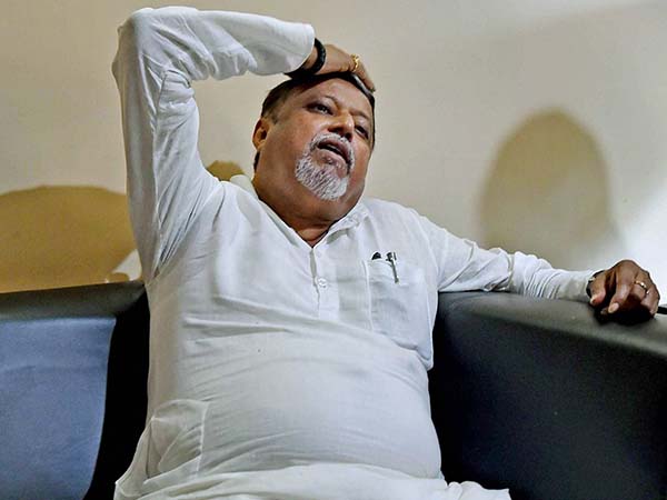 এমনই অভিযোগ! পঞ্চায়েত ভোটের আগে বিপাকে মুকুল রায় এমনই অভিযোগ! পঞ্চায়েত ভোটের আগে বিপাকে মুকুল রায়