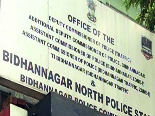 রাতের শহরে তরুণীকে গাড়ি থেকে নামিয়ে মারধর! অভিযোগ নিয়ে ধন্ধে পুলিশ রাতের শহরে তরুণীকে গাড়ি থেকে নামিয়ে মারধর! অভিযোগ নিয়ে ধন্ধে পুলিশ