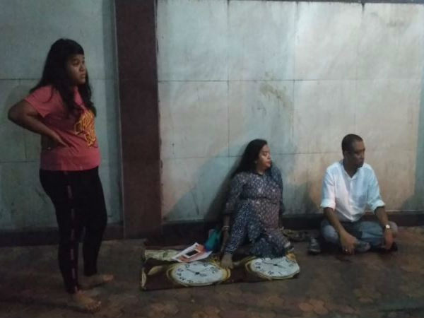 মেয়ের ভিসার কাগজে সই না করার অভিযোগ! শোভন চট্টোপাধ্যায়ের আবাসনের সামনে ধর্না স্ত্রী রত্নার
