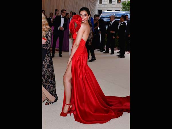 মেট গালা-র রেড কার্পেট মাতালেন প্রিয়াঙ্কা-দীপিকা 