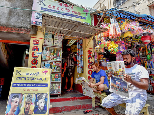 বাঙালির ফুটবল উন্মাদনায় নতুন মাত্রা যোগ করলেন এই বধূ