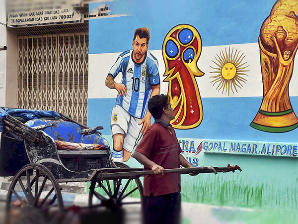 বাঙালির ফুটবল উন্মাদনায় নতুন মাত্রা যোগ করলেন এই বধূ