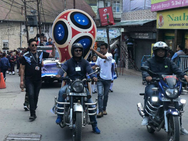 ফুটবল বিশ্বকাপ জ্বরে কাঁপছে দার্জিলিং! ফুটবল বিশ্বকাপ জ্বরে কাঁপছে দার্জিলিং!