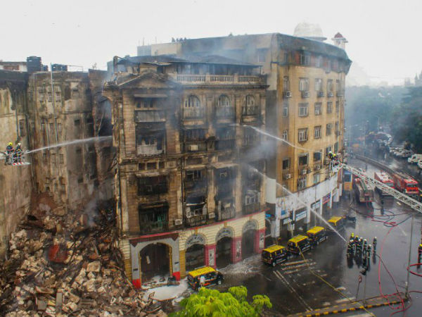 বিল্ডিংয়ের একাংশ খসে পড়ে 