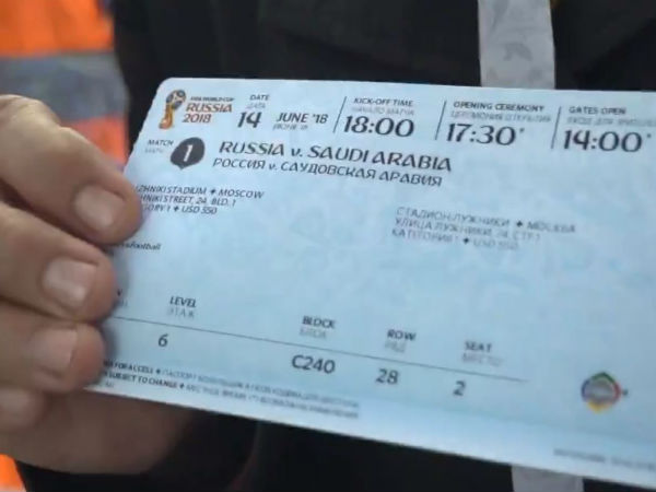 রাশিয়ায় ফুটবল পাগল ভারতীয় মা ও ছেলে রাশিয়ায় ফুটবল পাগল ভারতীয় মা ও ছেলে