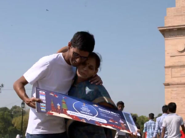 রাশিয়ায় ফুটবল পাগল ভারতীয় মা ও ছেলে রাশিয়ায় ফুটবল পাগল ভারতীয় মা ও ছেলে