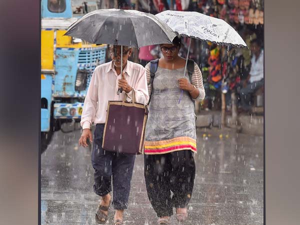 নিম্নচাপের আধঘণ্টার বৃষ্টিতেই ‘ডুবল’ শহর কলকাতা