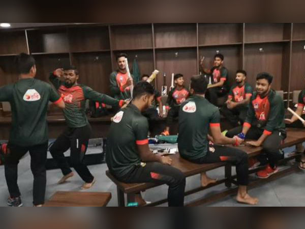 অপরাধী গানে মাতোয়ারা বাংলাদেশ ক্রিকেট টিম, দেখে নিন সেই ভাইরাল ভিডিও অপরাধী গানে মাতোয়ারা বাংলাদেশ ক্রিকেট টিম, দেখে নিন সেই ভাইরাল ভিডিও