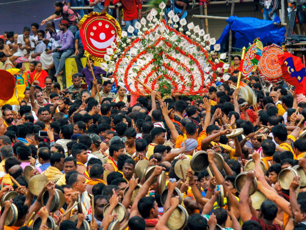 বেরলেন মাসির বাড়ি থেকে