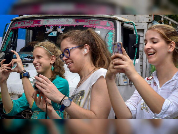 সামিল বিদেশিনীরাও