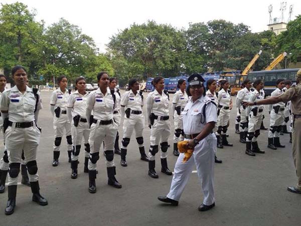 মিনি স্কার্ট পরা ট্রাফিক পুলিশ! কলকাতার রাস্তায় কবে দেখা মিলবে 