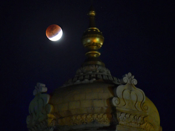 লাল চাঁদের মূল কারণ 