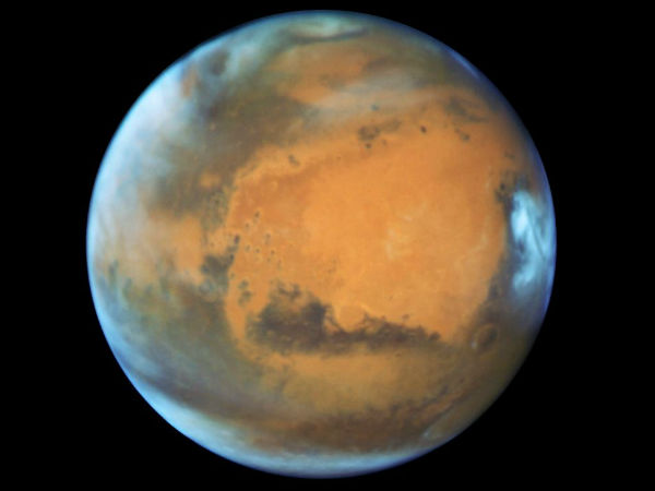 লাল গ্রহের বুকে ছোট্ট একটি হ্রদ লাল গ্রহের বুকে ছোট্ট একটি হ্রদ