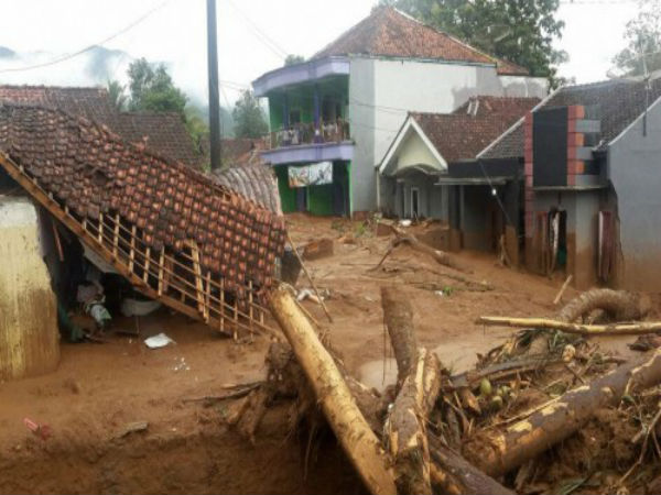 ফের প্রাকৃতিক বিপর্যয়, বৃষ্টিতে পাহাড় ধসে অবরুদ্ধ নদী, আরও জানুন ফের প্রাকৃতিক বিপর্যয়, বৃষ্টিতে পাহাড় ধসে অবরুদ্ধ নদী, আরও জানুন