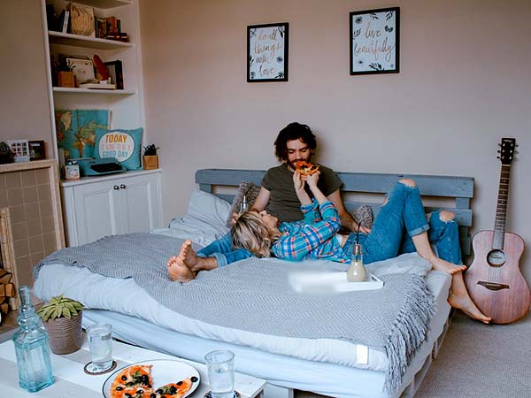 বেডরুমে কাজের জিনিস নয় বেডরুমে কাজের জিনিস নয়