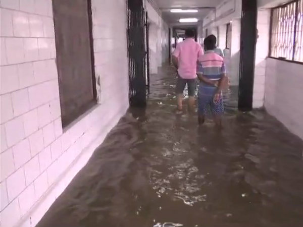 হাসপাতালের ভিতর হাসপাতালের ভিতর