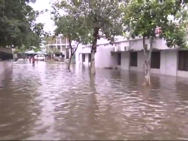 সর্বত্র জমেছে জল সর্বত্র জমেছে জল