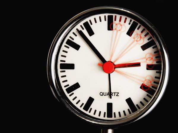 দরজায় মাথায় ঘড়ি 