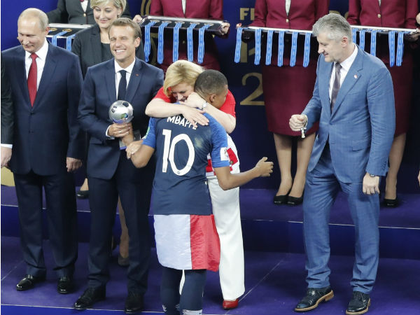 ক্রোয়েশিয়া হারলেও বিশ্ববাসীর হৃদয় জিতে নিয়েছেন ক্রোয়েশিয়ার মহিলা প্রেসিডেন্ট ক্রোয়েশিয়া হারলেও বিশ্ববাসীর হৃদয় জিতে নিয়েছেন ক্রোয়েশিয়ার মহিলা প্রেসিডেন্ট