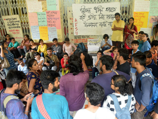 প্রবেশিকা-জটে এবার অনশন কাঁটা, তীব্র হচ্ছে আন্দোলন প্রবেশিকা-জটে এবার অনশন কাঁটা, তীব্র হচ্ছে আন্দোলন