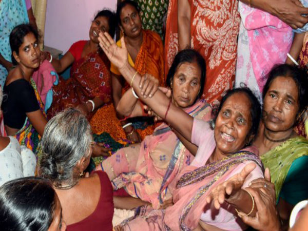 নিহত সিআরপিএফ জওয়ান নির্মল ঘোষের পরিবার/ ফাইল নিহত সিআরপিএফ জওয়ান নির্মল ঘোষের পরিবার/ ফাইল