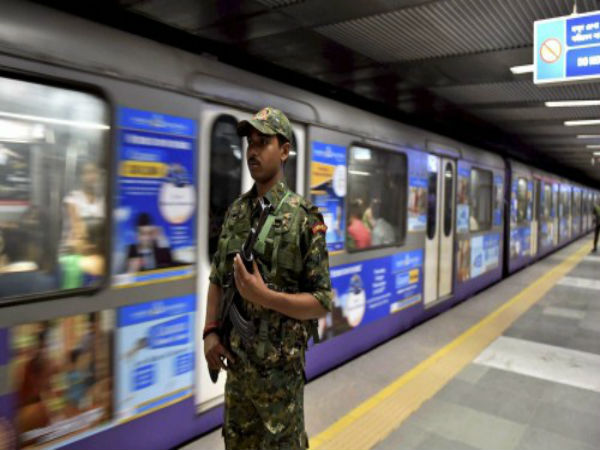 প্রবল বৃষ্টির জের! মেট্রো বিভ্রাটে বিপাকে নিত্যযাত্রীরা প্রবল বৃষ্টির জের! মেট্রো বিভ্রাটে বিপাকে নিত্যযাত্রীরা