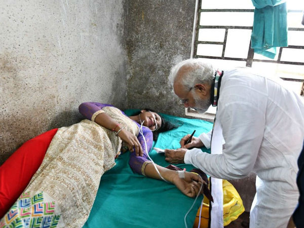 একটা অটোগ্রাফ দেবেন প্লিজ! হাসপাতালের বেডে শুয়ে আহত তরুণীর ‘আবদার’ মোদীকে একটা অটোগ্রাফ দেবেন প্লিজ! হাসপাতালের বেডে শুয়ে আহত তরুণীর ‘আবদার’ মোদীকে