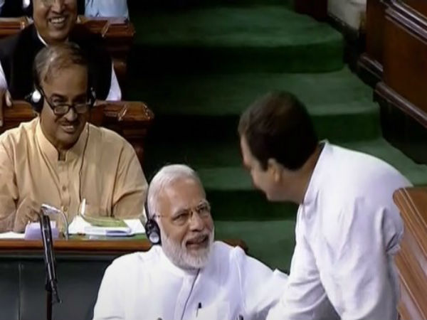 রাহুলের পিঠ চাপড়ে দেন মোদী রাহুলের পিঠ চাপড়ে দেন মোদী